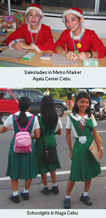 Saleswomen at Christmas in Metro Supermarket Ayala Center Cebu-City und schoolgirls in Naga